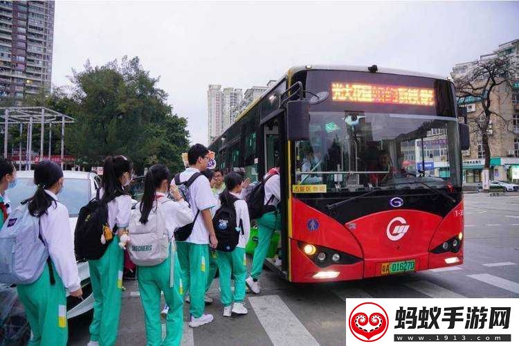 成为全校公交车的日常生活